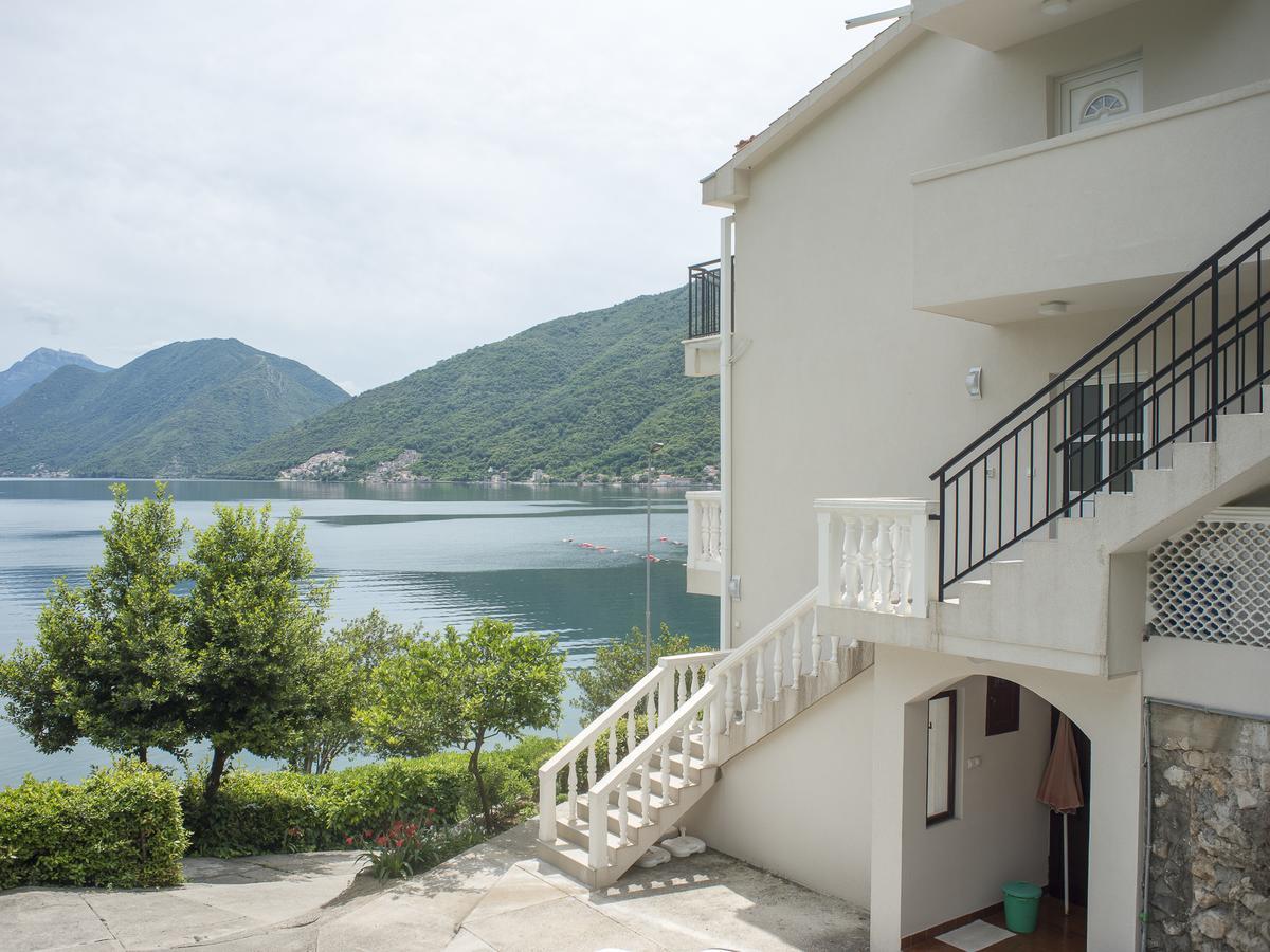 Apartments Villa Radonic Donji Morinj Exterior photo